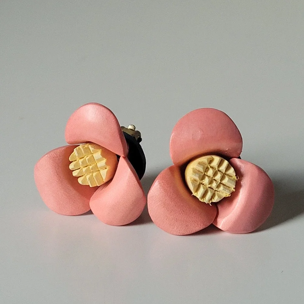 Vintage Carved Wood Flower Clip On Earrings Women OS Pink Blue Retro Cottagecore